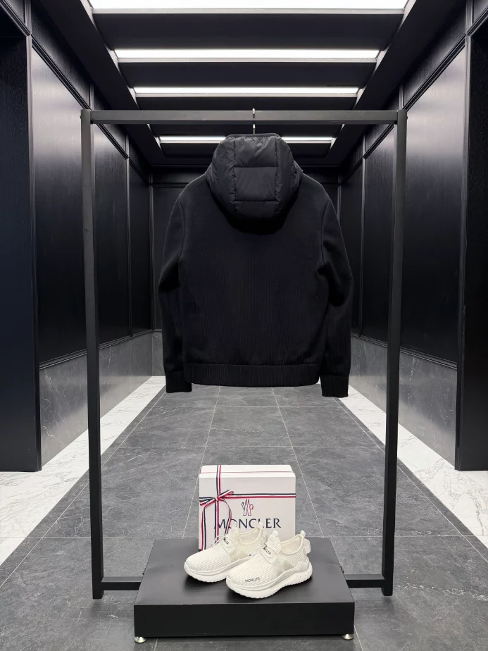 MONCLER Short Down Black Coat - MC147