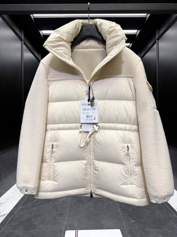 MONCLER Short Down Black Coat - MC147