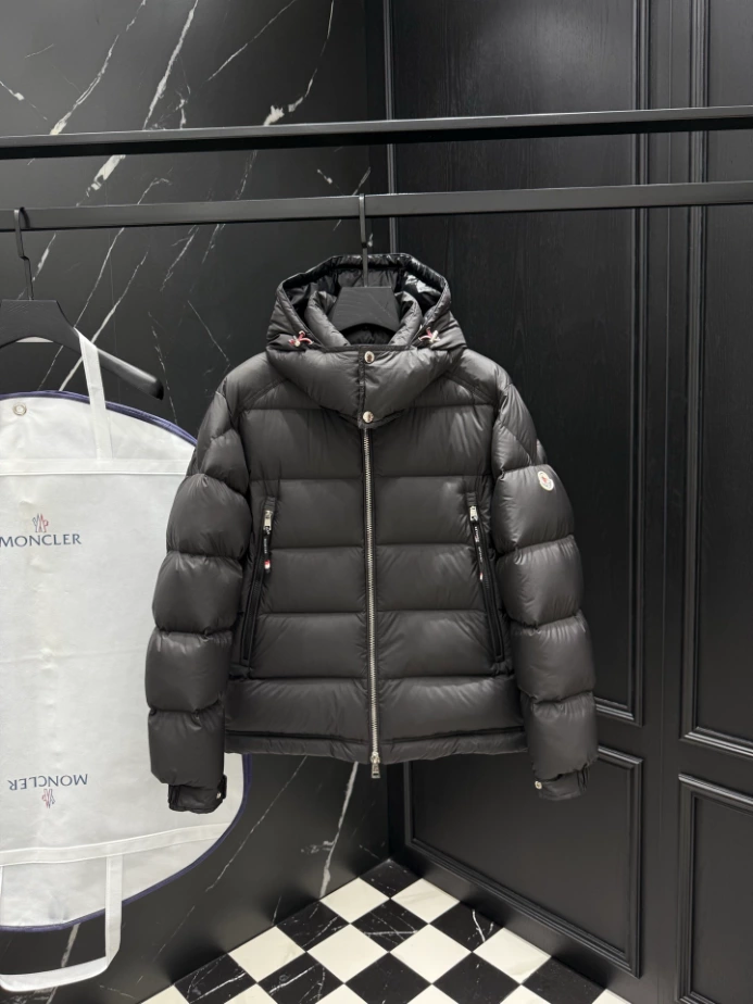 MONCLER Short Down Black Coat - MC147