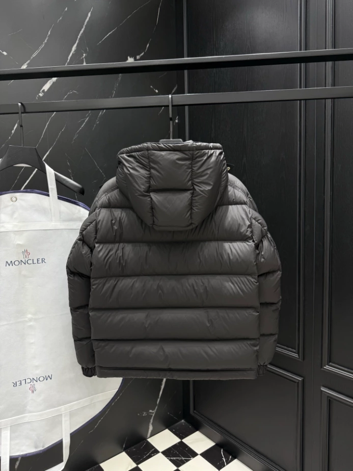 MONCLER Short Down Black Coat - MC147